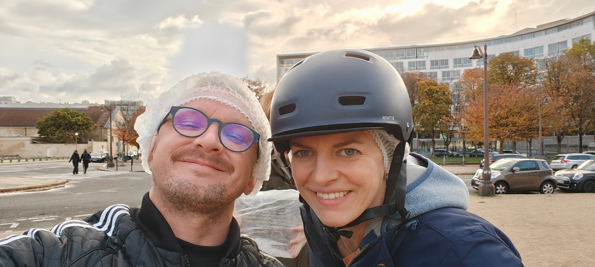 Zwei Teilnehmer mit Helmen in Paris