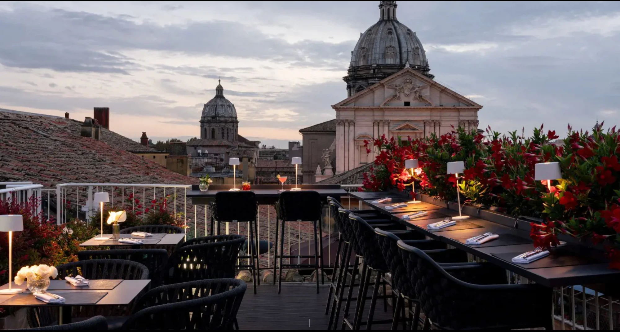 Terrazza Navona bei Sonnenuntergang mit Blick auf die Kuppeln von Sant'Andrea della Valle und San Carlo ai Catinari