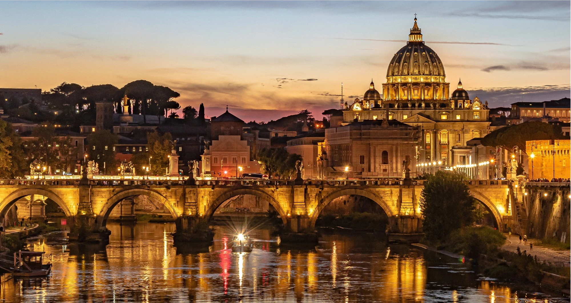 Petersdom und Ponte Sant'Angelo bei Sonnenuntergang